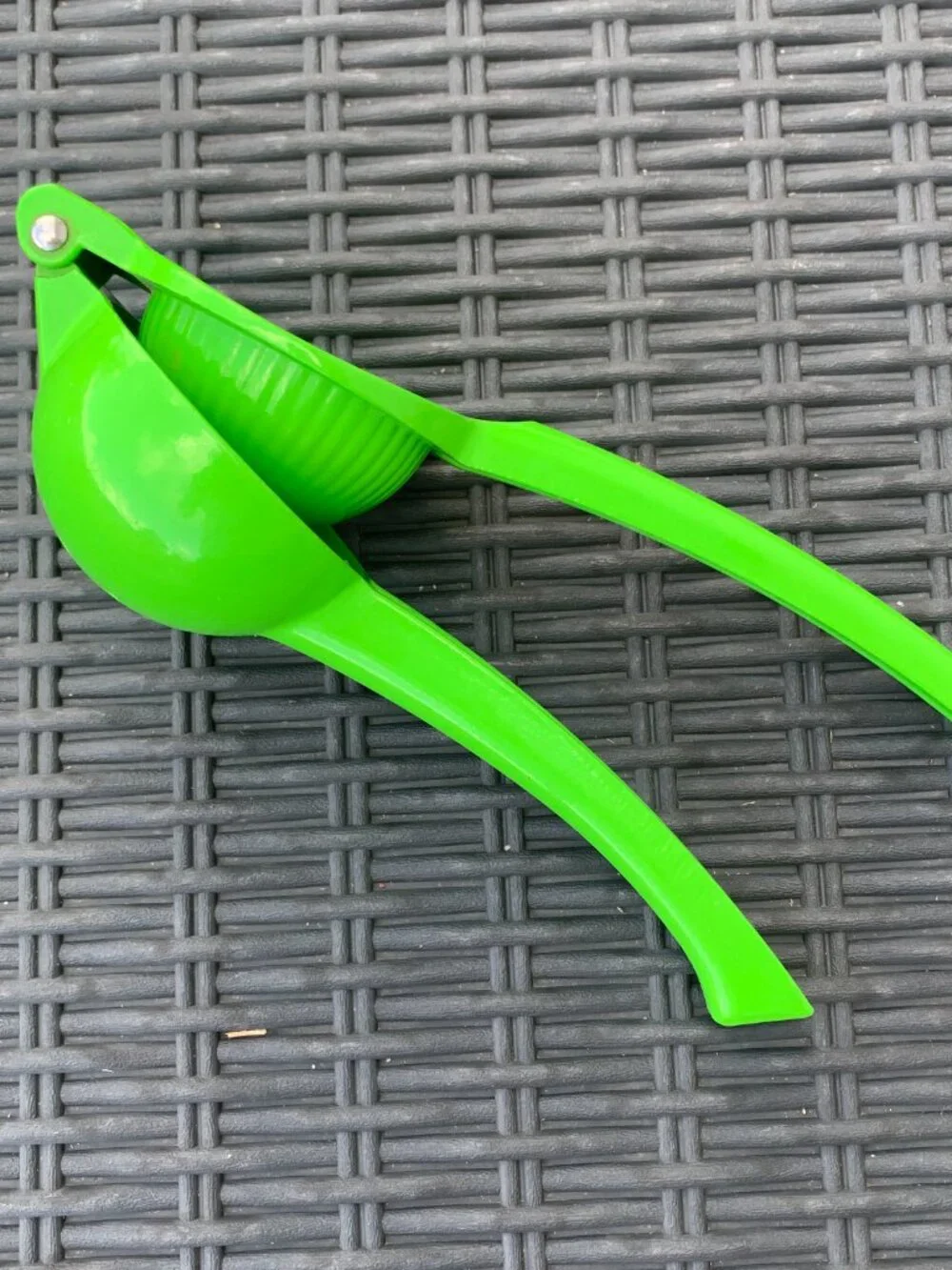 Bright Green Handheld Metal Lime Squeezer / Citrus Juicer